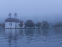 Sankt Bartholomä taucht aus dem Nebel auf
